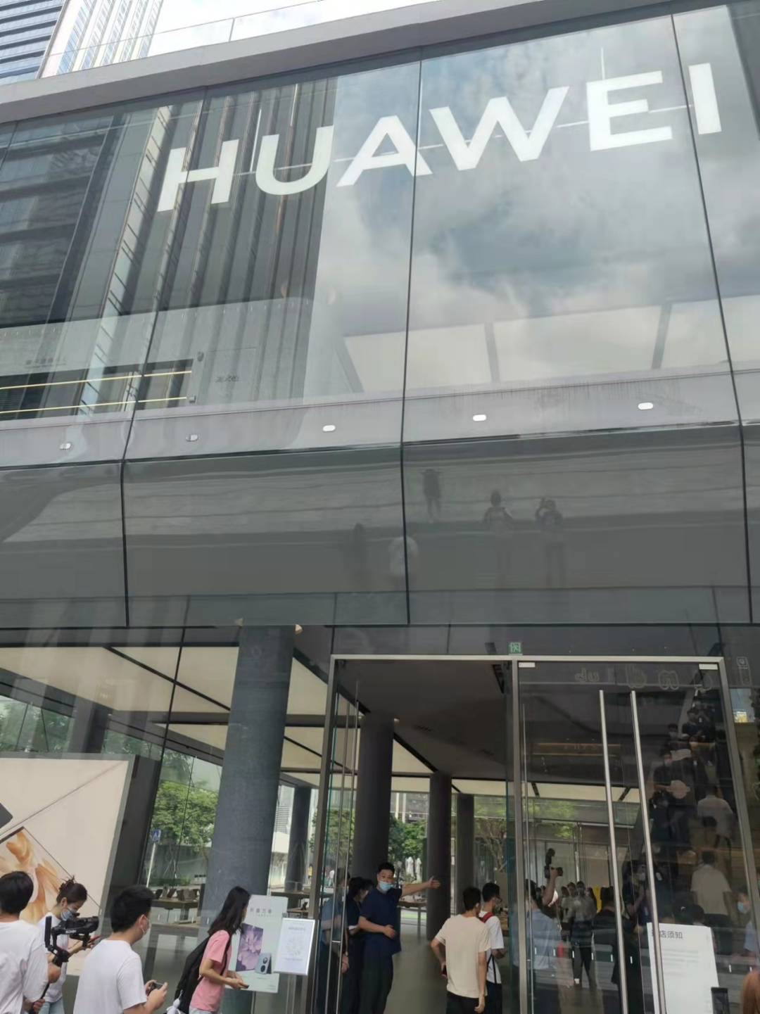 深圳南山华为全球旗舰店 本报记者张兴旺摄