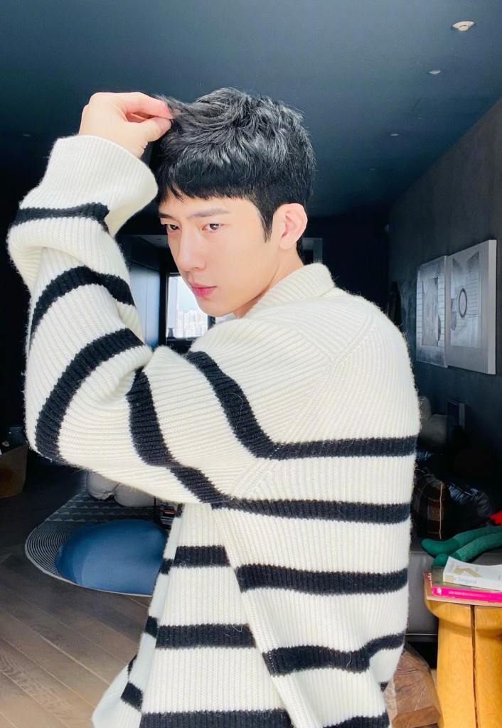 井柏然黑白条纹毛衣造型秋日穿搭随拍 清爽型男阳光帅气__财经头条