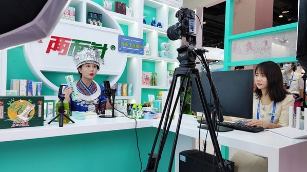 　　第19届东博会两面针直播现场