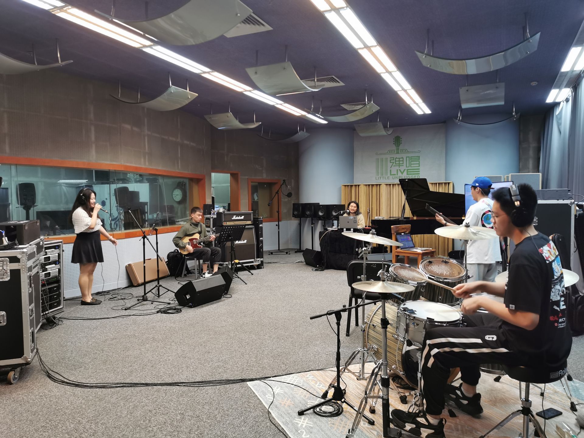 乐队在录音棚排练.