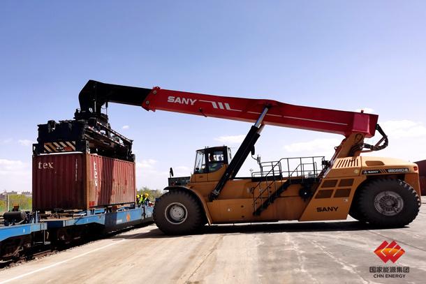 图为正面吊正在进行集装箱装车作业