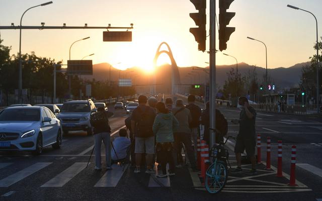 9月20日下午，石景山路，拍摄“悬日”的市民站在了车道上。新京报记者 王贵彬 摄