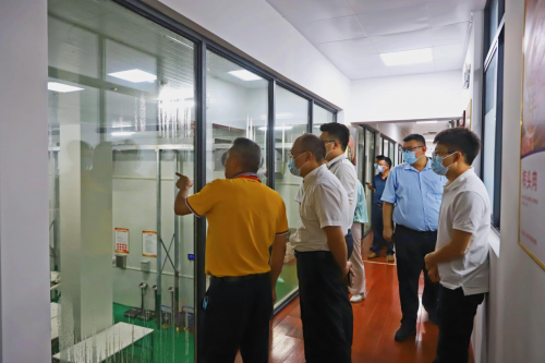 　　考察团参观肉品气调分割中心