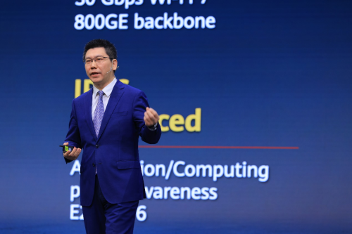 　　华为数据通信产品线副总裁赵志鹏发表“智能云网，释放行业数字生产力”主题演讲