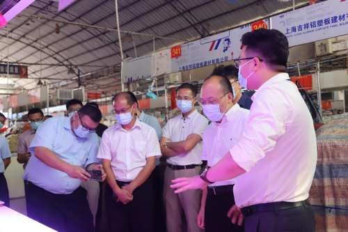 　　考察团参观农投嘉诚战略合作伙伴旗下的品安肉档