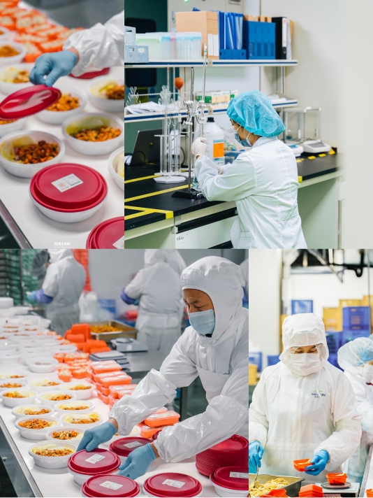 　　图为维小饭中央厨房工作人员在高洁净和高防护的工作环境下工作