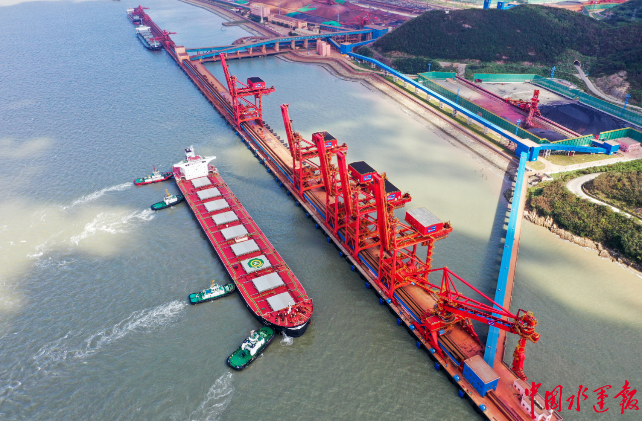 浙江宁波市最大矿石码头正式投产运营