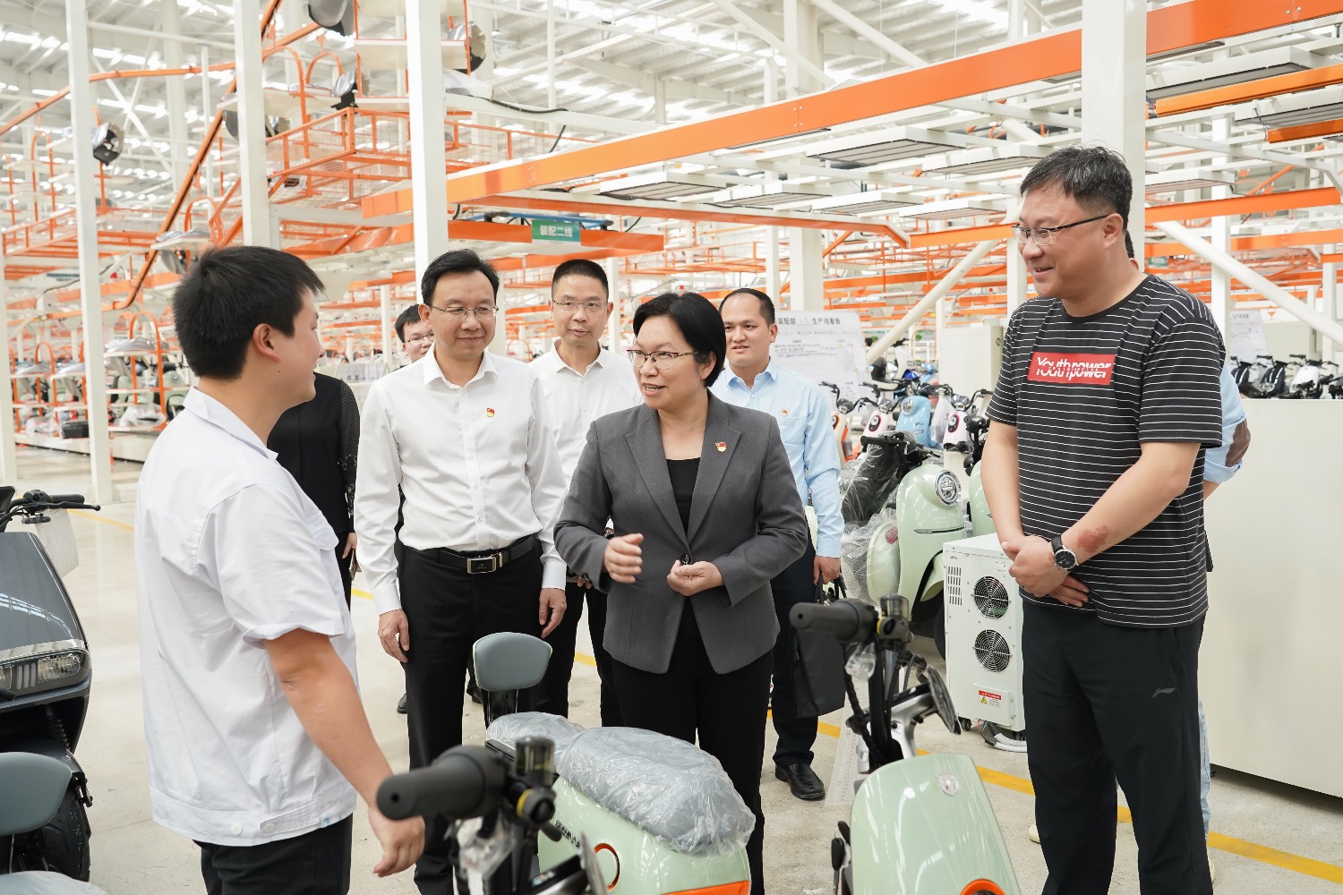 贵港市港北区委书记黄英梅走访服务电动车企业