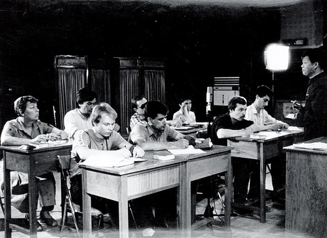 1983年，蘇聯研修生在北京語言學院上課。后排左二為托卡耶夫（現哈薩克斯坦總統），前排右一為莫爾古洛夫（現俄羅斯駐華大使），講課老師為劉士勤。圖/受訪者提供