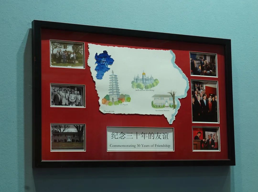 2015年4月，美国艾奥瓦州友好人士汤姆·德沃切克夫妇赠习近平的相框《纪念三十年的友谊》。（摄影/胡杨）