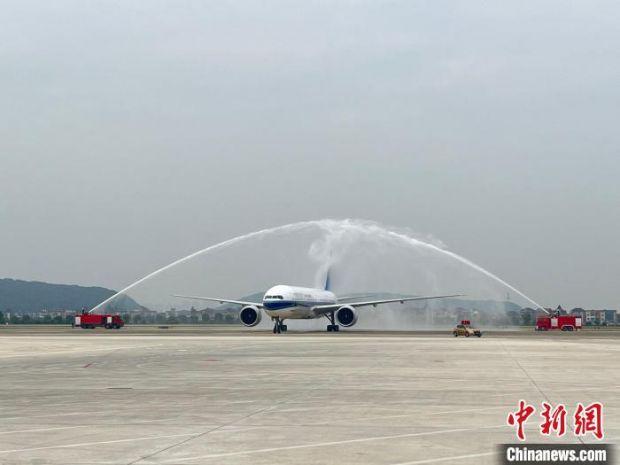杭州萧山国际机场以“过水门”仪式迎接首个进港航班。　奚金燕　摄