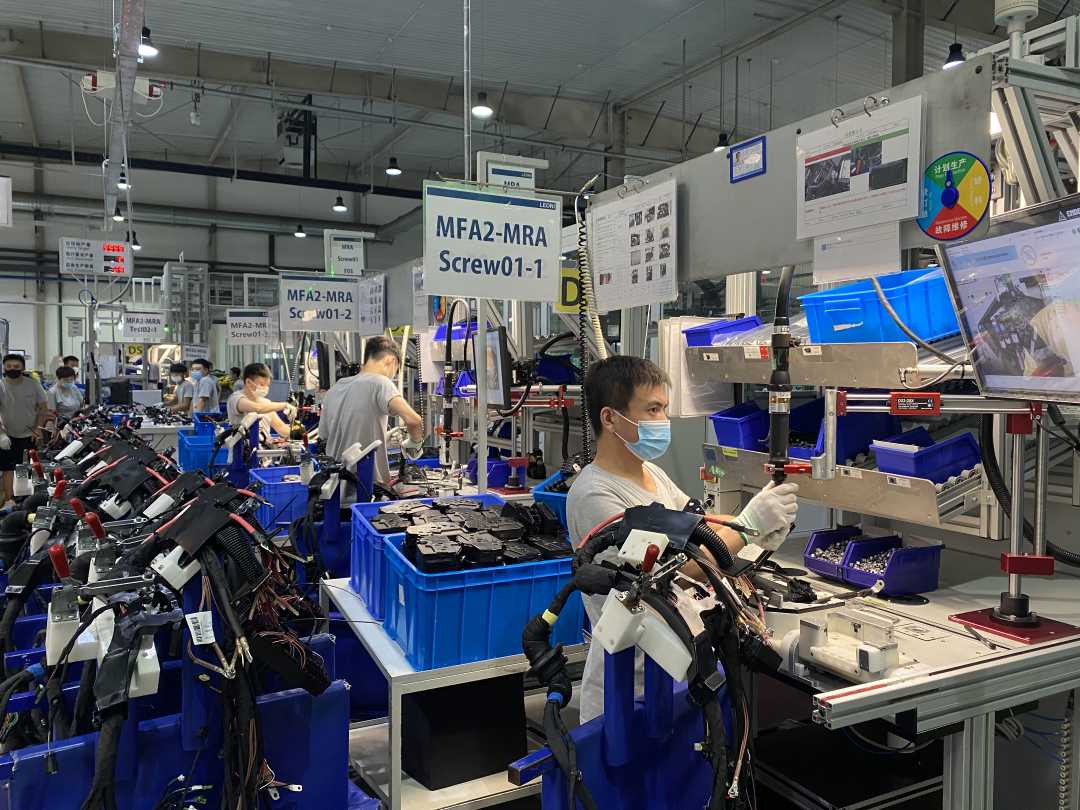 廊坊莱尼线束系统有限公司,工作人员正在进行产品组装. 高澍摄