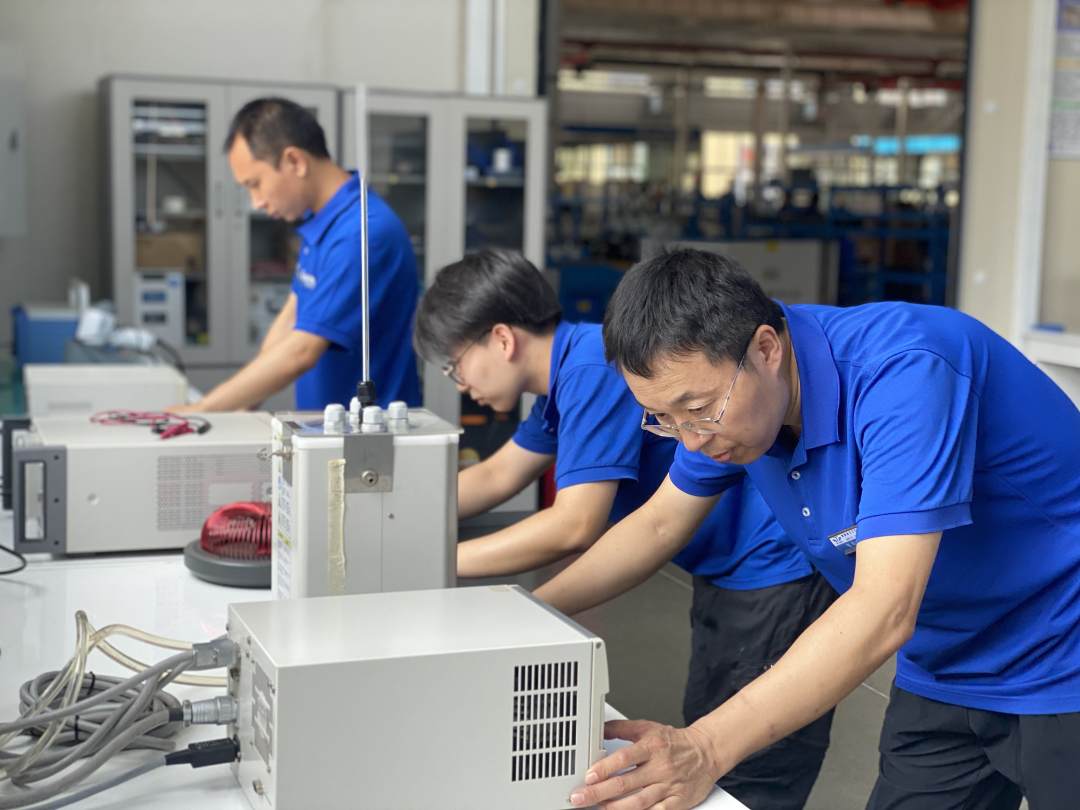 三河市同飞制冷股份有限公司电工实验室,实验室研发人员正在对产品