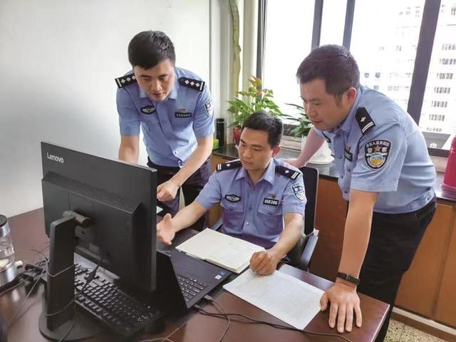 金华市公安局经侦支队民警们在讨论分析案件.受访者供图