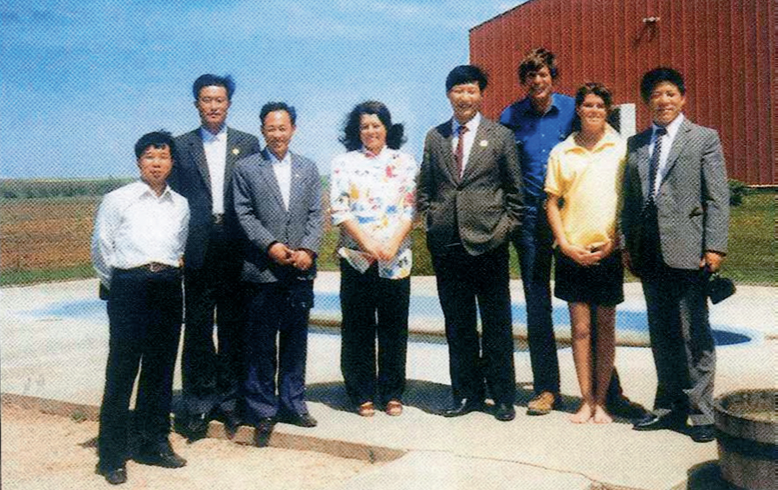 1985年，习近平（右四）到美国艾奥瓦州马斯卡廷市访问，在一个家庭农场受到热情欢迎。（图源：《习近平在正定》）