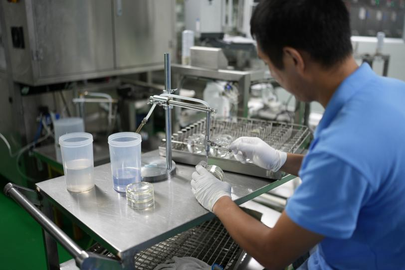 　　传统人工作业对工人技能水平要求高、劳动强度大