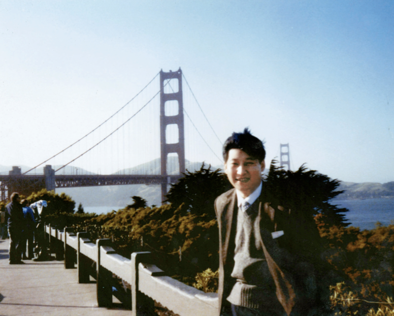 1985年，习近平访问美国时留影。（图源：《习近平在正定》）