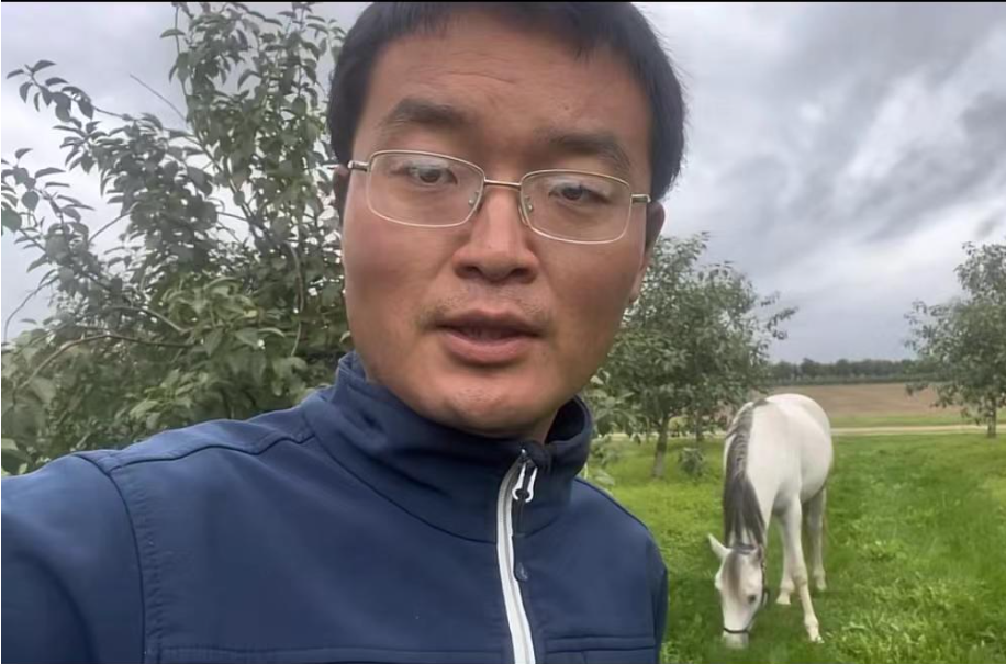 ↑徐智显和他的马“穗穗” 图片来源自当事人社交媒体
