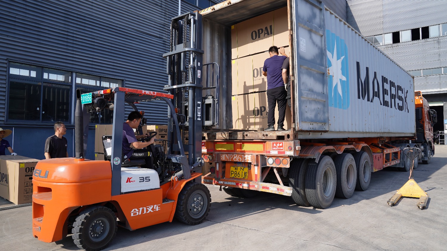 工人们将准备出口尼泊尔的电动车装进集装箱