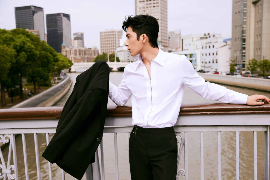井柏然西装白衬衫天台写真释出 黑白look出镜帅气有型_高清图集_新浪