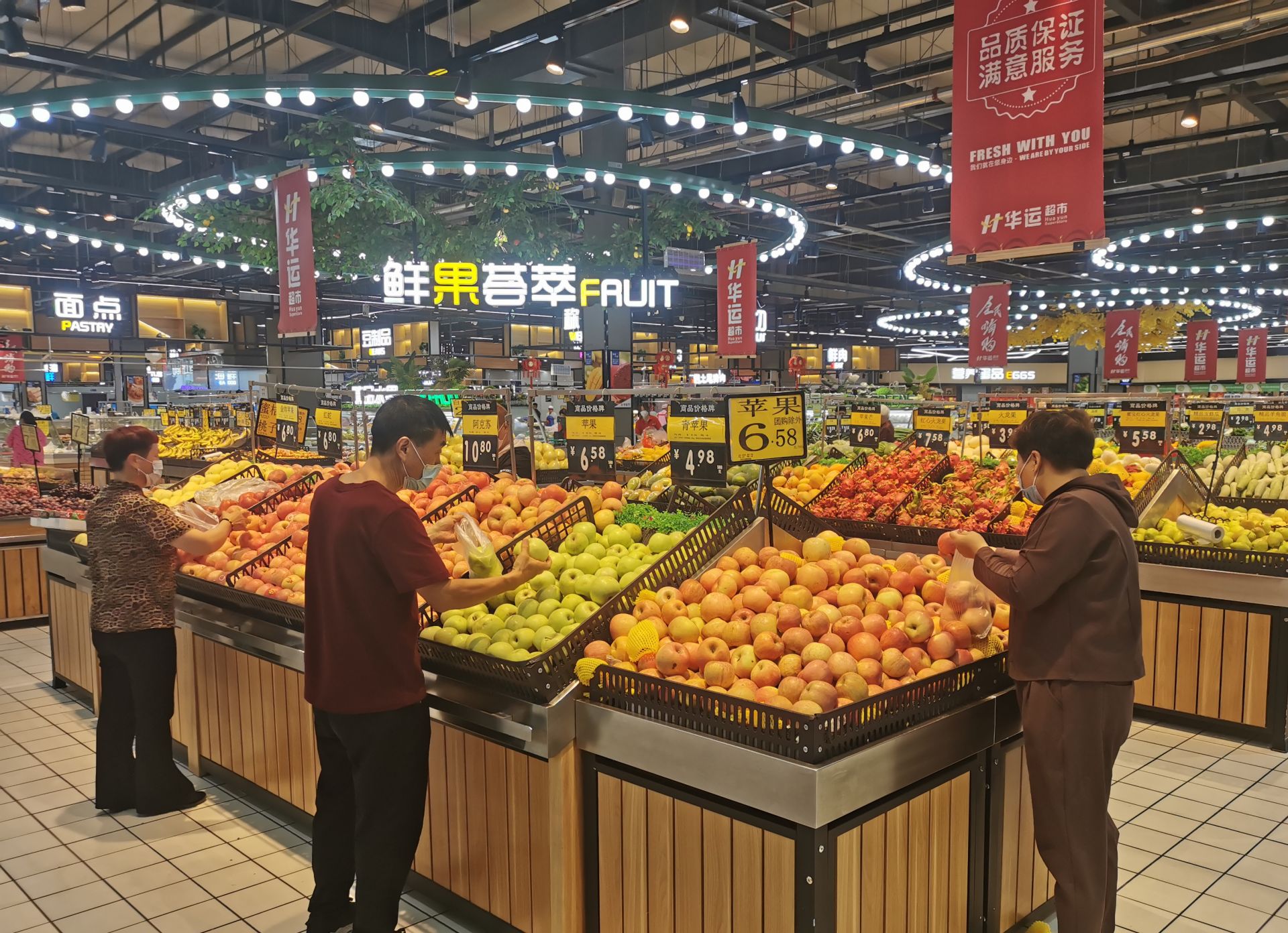 秋季水果大量上市,市民在超市选购水果.