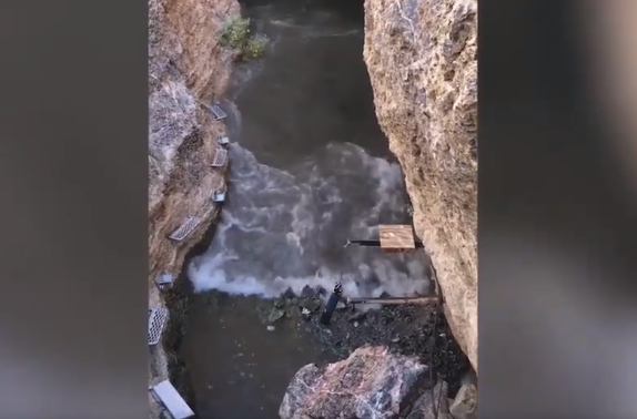 美国死亡谷的魔鬼洞出现"沙漠海啸".(图源:美国国家公园管理局)