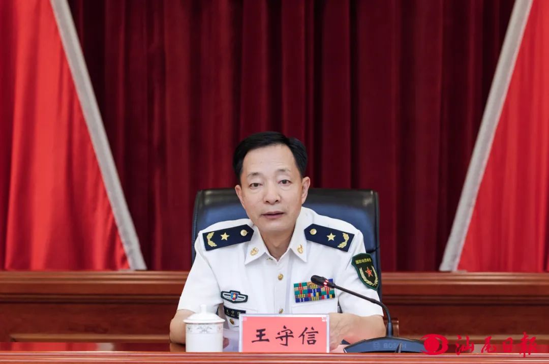 省军区政治委员王守信宣读省军区党委决定,任命逯峰同志为汕尾军分区