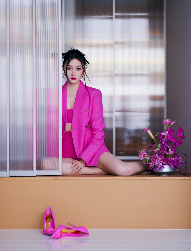 关晓彤出席华伦天奴大秀 all pink造型写真释出