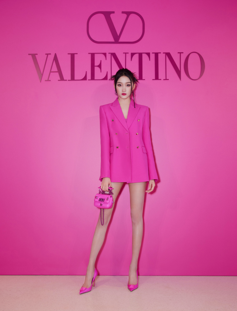 关晓彤出席华伦天奴大秀 all pink造型写真释出