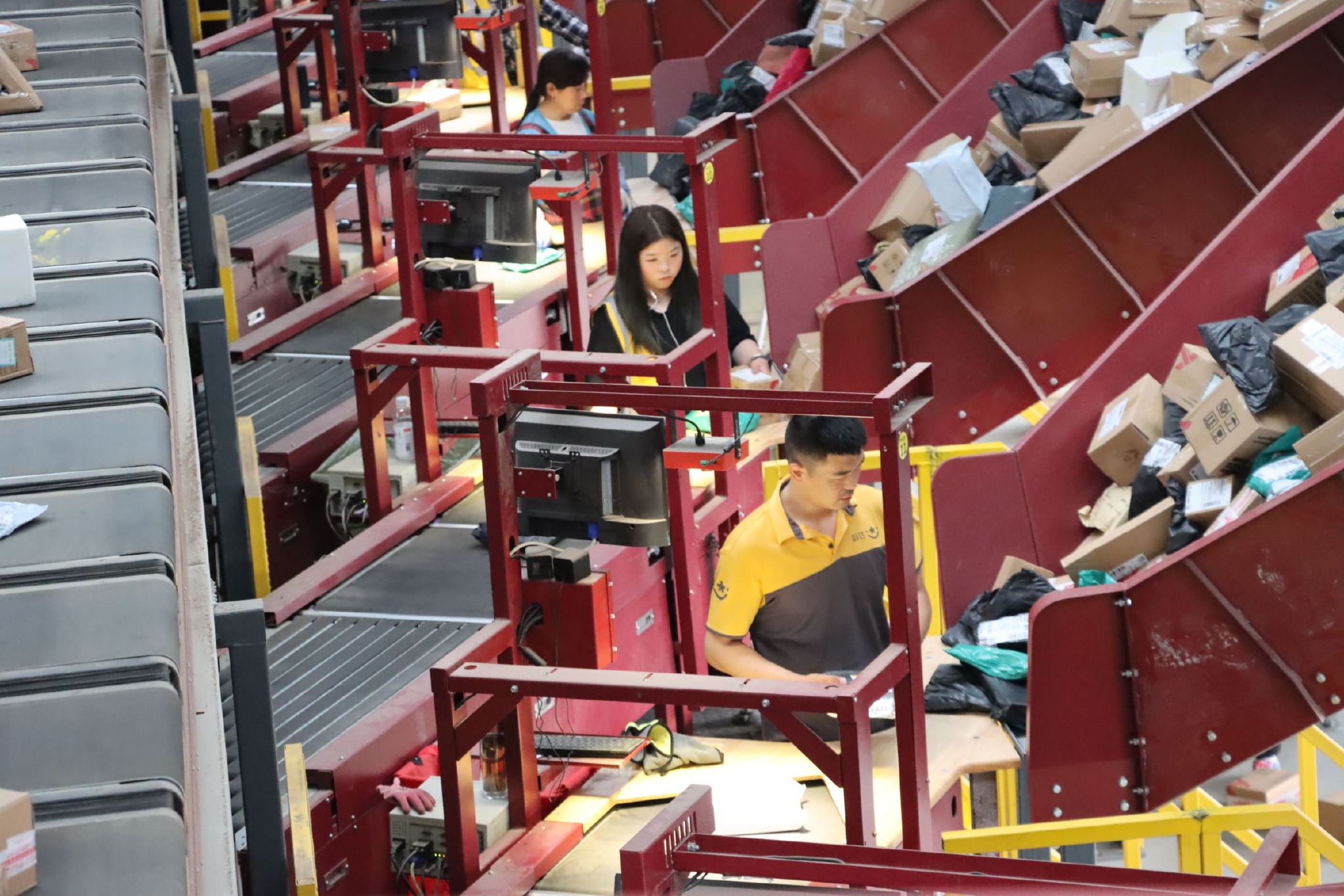 (韵达快递分拣线.受访者供图)