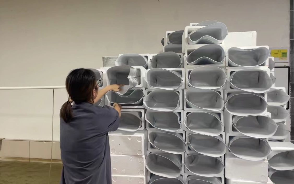 蟹农将泡沫箱摞在一起，准备大闸蟹打包上市。新京报记者李阳 摄