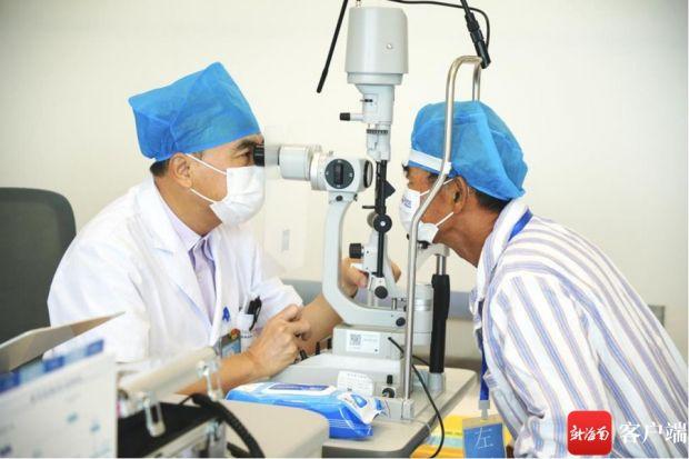 　　陈海波为患者进行眼部检查。医院供图