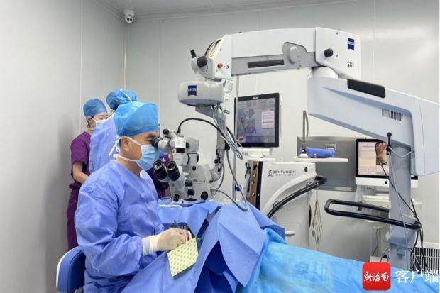 　　陈海波为患者实施特许人工晶状体植入术。医院供图