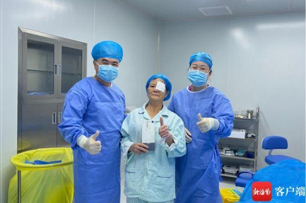 　　刚刚完成手术的李女士与陈海波教授团队合影留念。医院供图