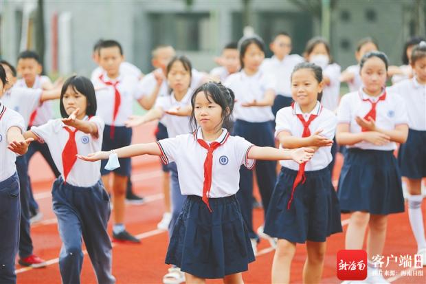 9月22日,三亚市崖州区寰岛实验小学学生们在操场上做广播体操.