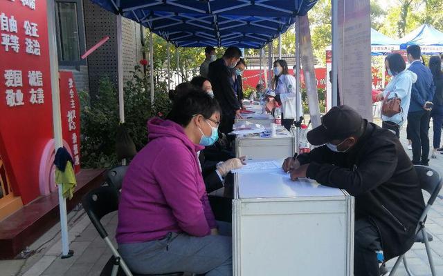 求职人员在爱心岗位填写信息。新京报记者 叶红梅 摄