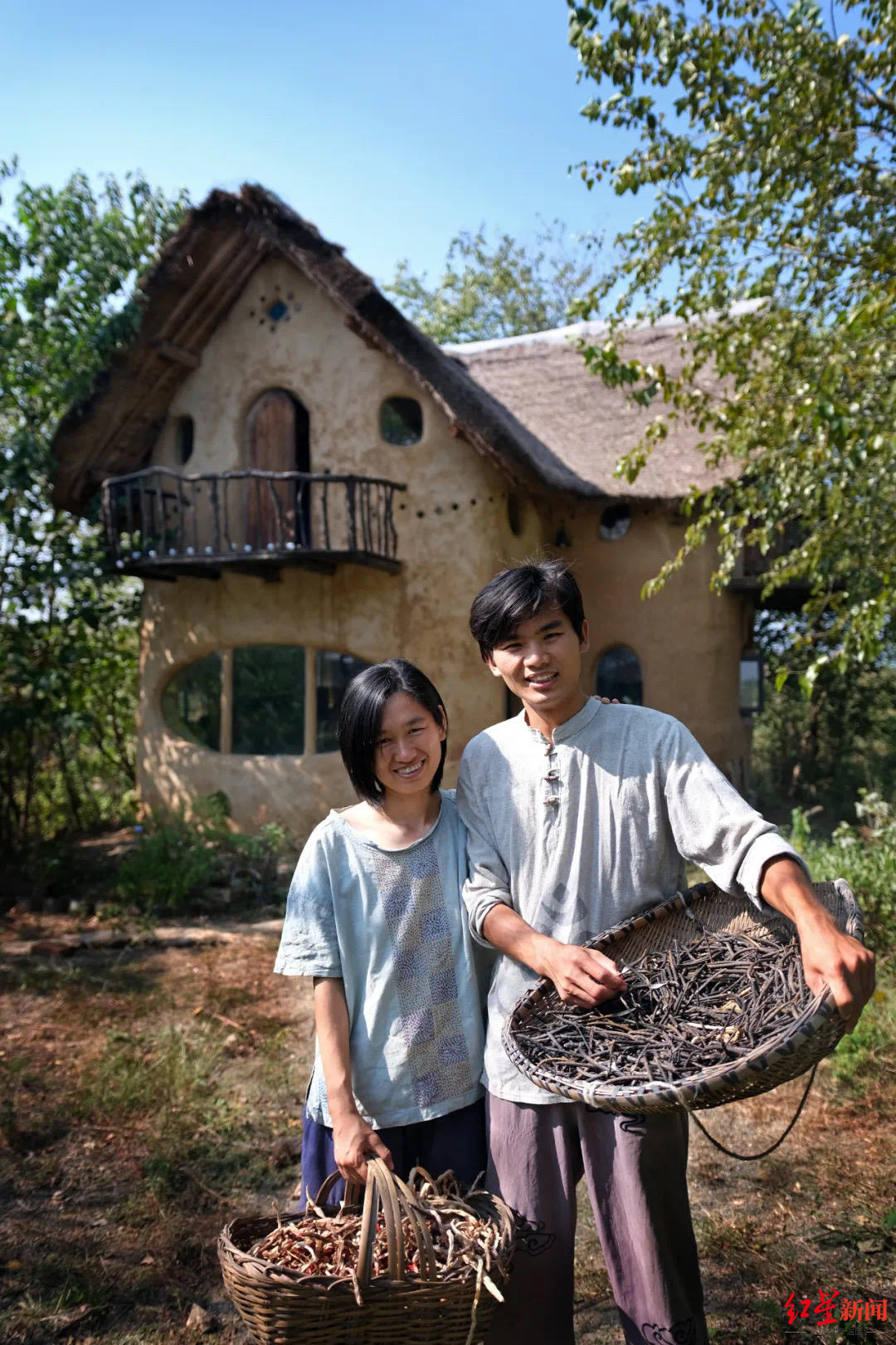 ↑尚剑波和小放在自己亲手建造的土团小屋前 受访者供图 