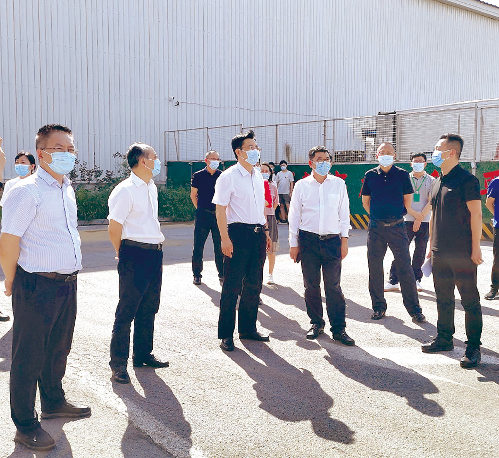 辽宁省市场监管局党组书记,局长刘恩举(左三)到企业调研.