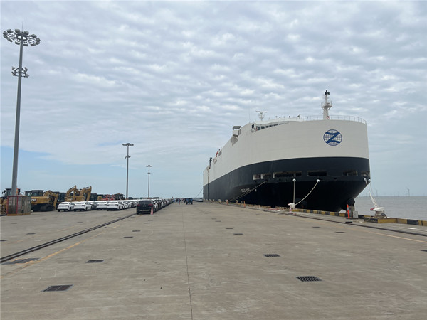 图说：9月24日，3337辆名爵、比亚迪新能源汽车装上利比里亚籍“金星”轮驶往沙特吉达港。傅志清 摄