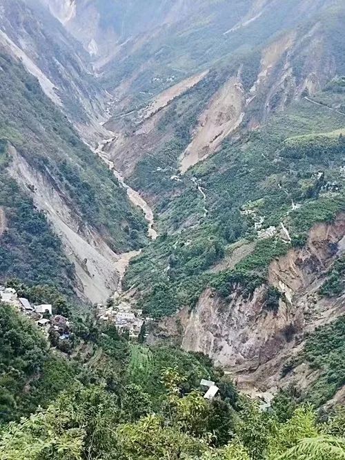 地震后的湾东村。肖丽/摄