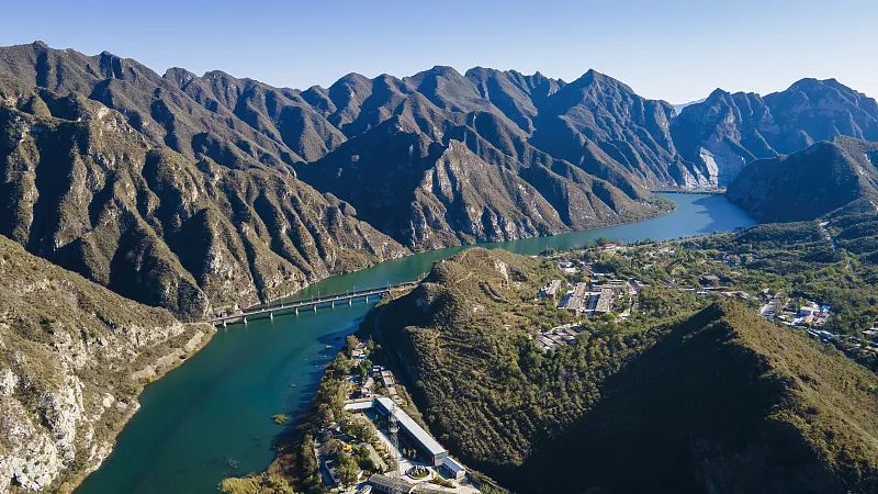 航拍北京门头沟永定河上的落坡岭水库(视觉中国)