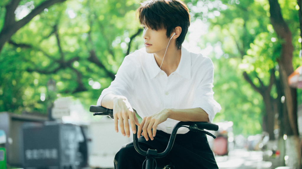 赵弈钦胡同胶片感写真释出 穿白衬衫骑单车似校园男