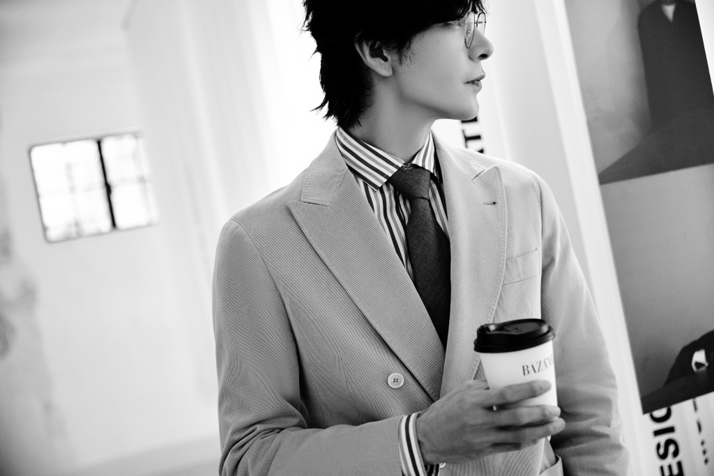 陈星旭米色西装造型观展 戴眼镜拍写真斯文帅气_高清图集_新浪网