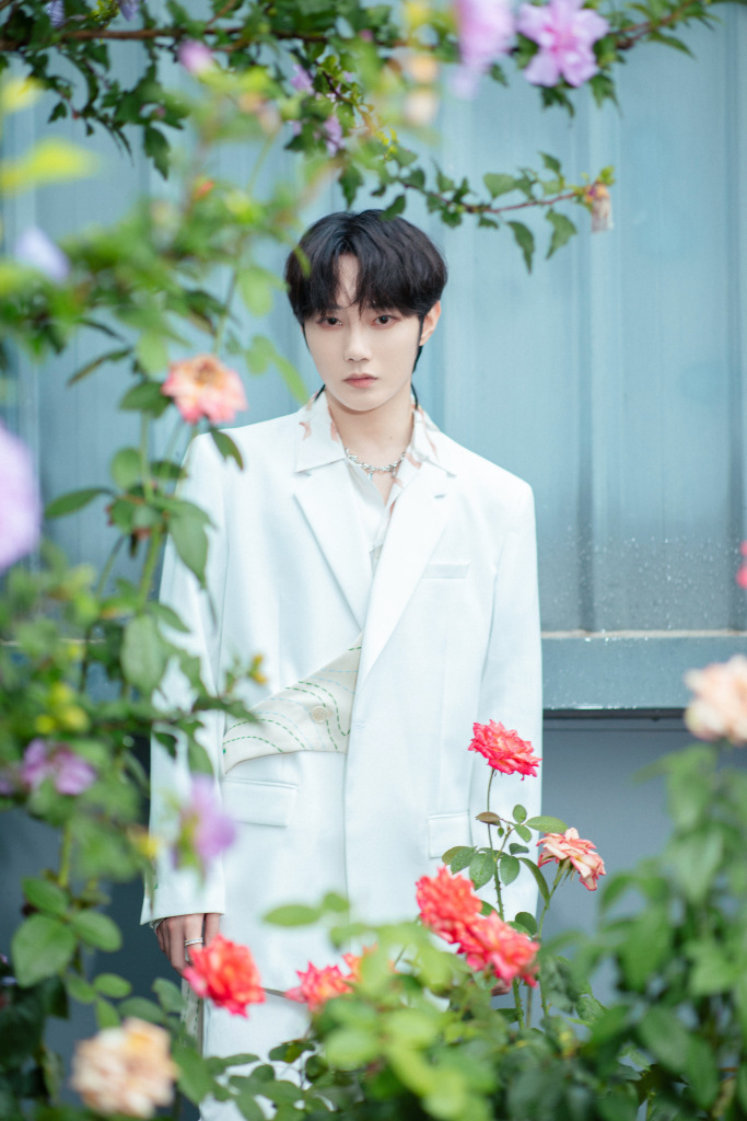 刘也晒白衣绿影氛围感写真  高冷帅气贵公子