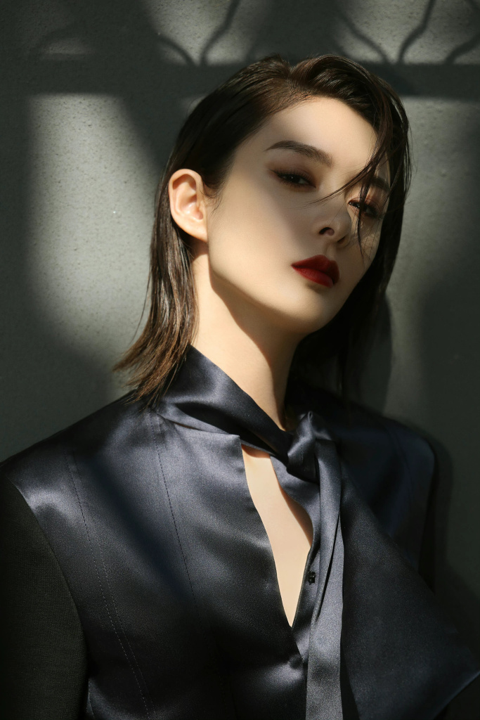 傅菁品牌观秀活动搭扣西装造型写真 眼神凌厉霸气又美飒_高清图集