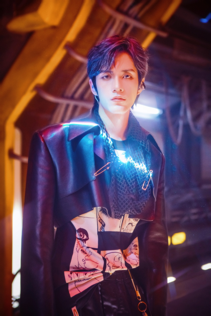 张颜齐科幻机能风造型写真释出 把说唱舞台搬到了太空舱里