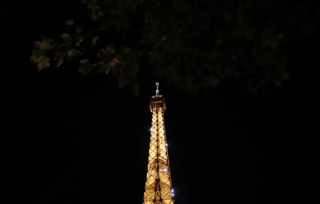 9月22日拍摄的整点时刻闪灯的法国巴黎地标性建筑——埃菲尔铁塔。新华社记者 高静 摄