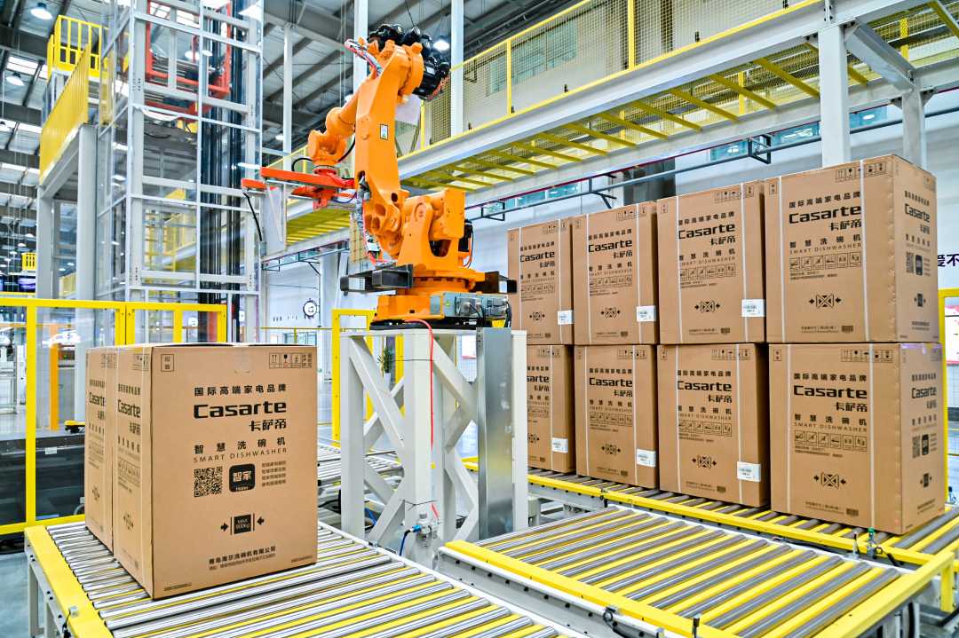 图为重庆海尔洗碗机工厂生产线.