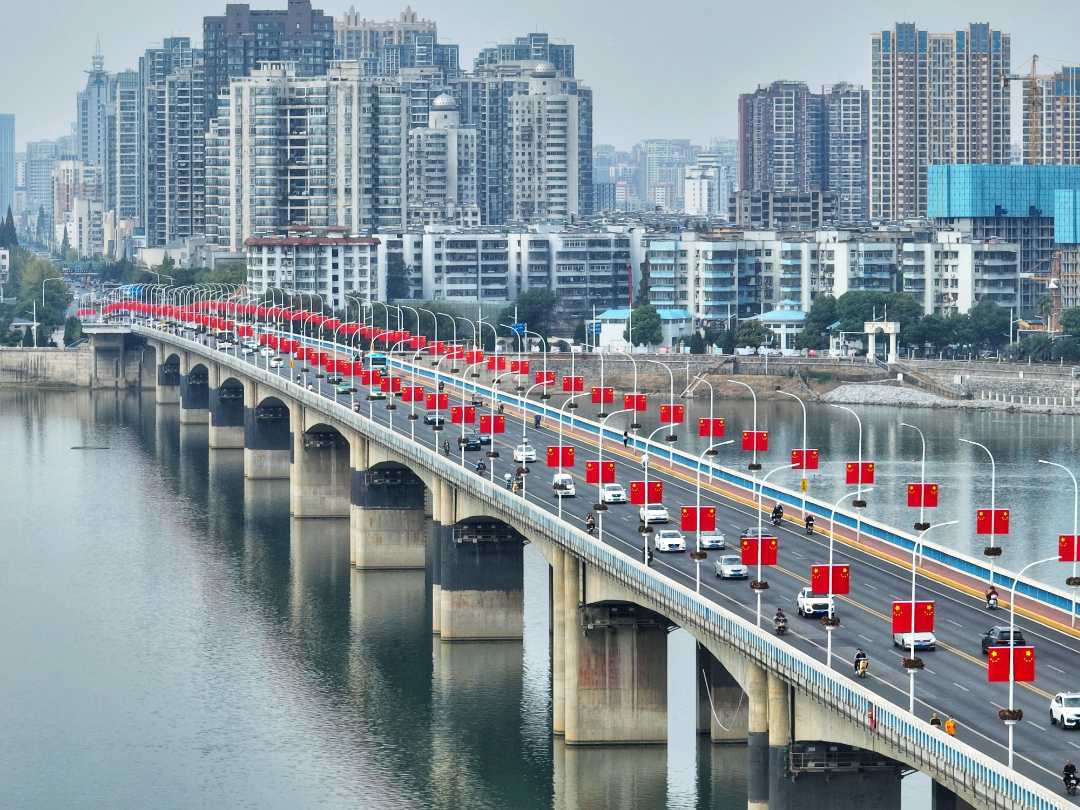 9月25日,湖北省襄阳市汉江长虹大桥上悬挂起五星红旗.