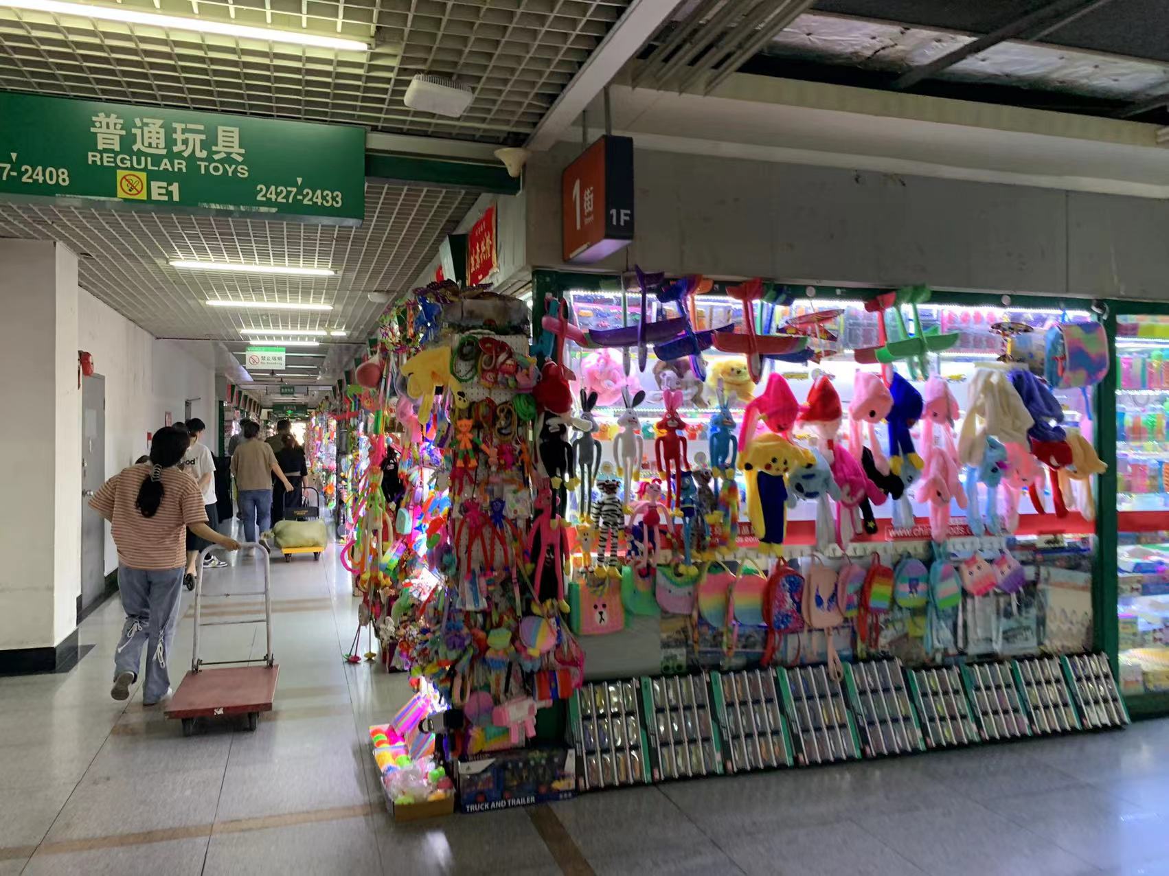 9月22日下午，热闹的义乌商贸城玩具区，不断有物流人员和来现场看货的外贸商进出。（图源：时代周报记者摄）
